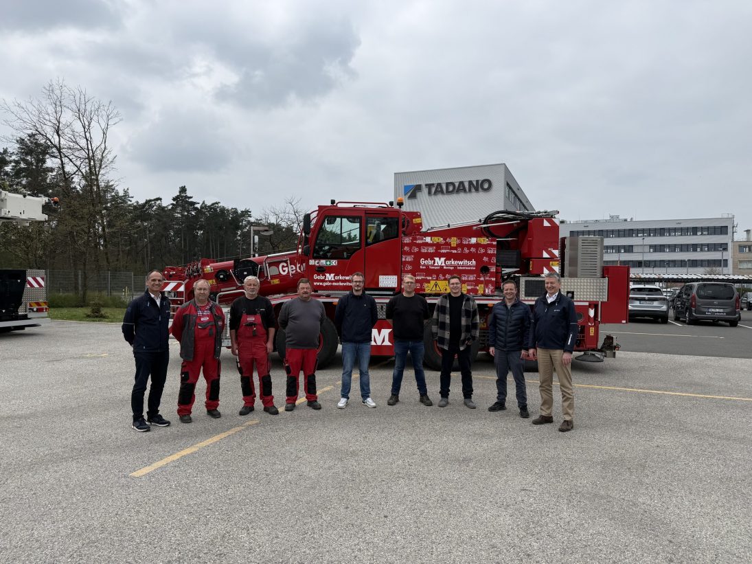 Handover of the Tadano AC 3.045-1 City crane to the Markewitsch team at the Tadano plant in Lauf