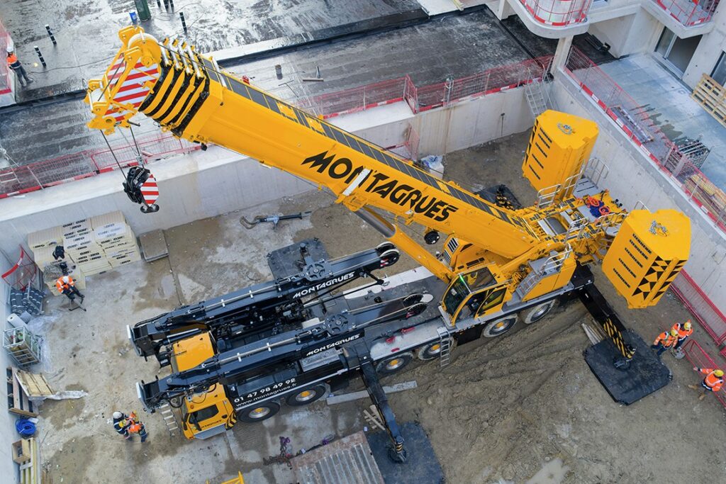 LTM 1400-6.1 lifting the complete Y-guying system from the low-loader