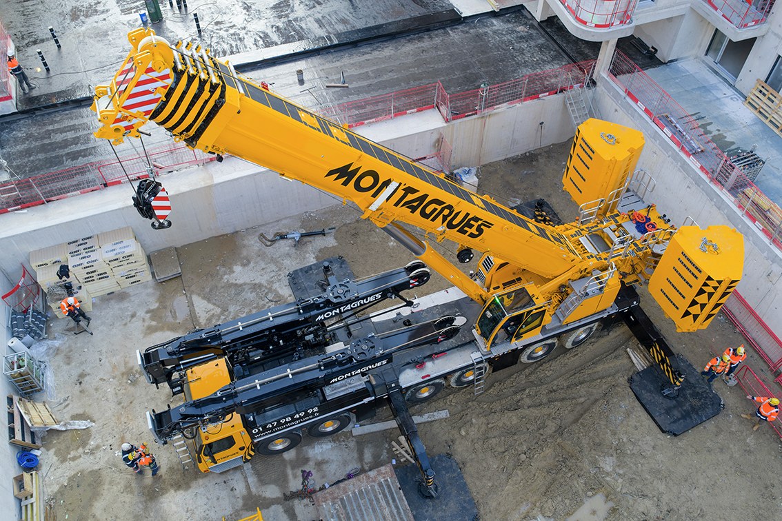 LTM 1400-6.1 lifting the complete Y-guying system from the low-loader