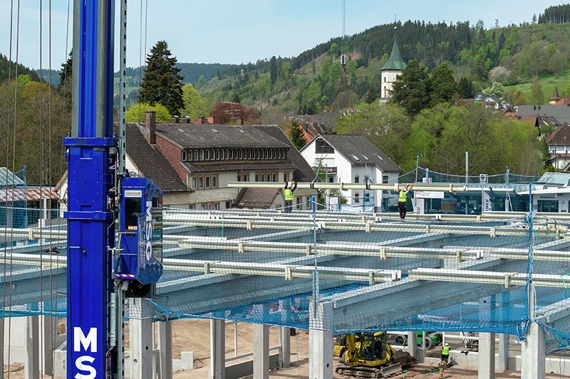 MK 120-5.1E working over a steel-framed hall roof in the Black Forest