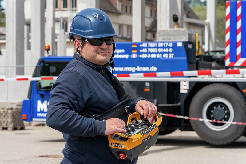 Three-stage outrigger system of the Liebherr MK 120-5.1E extended on site