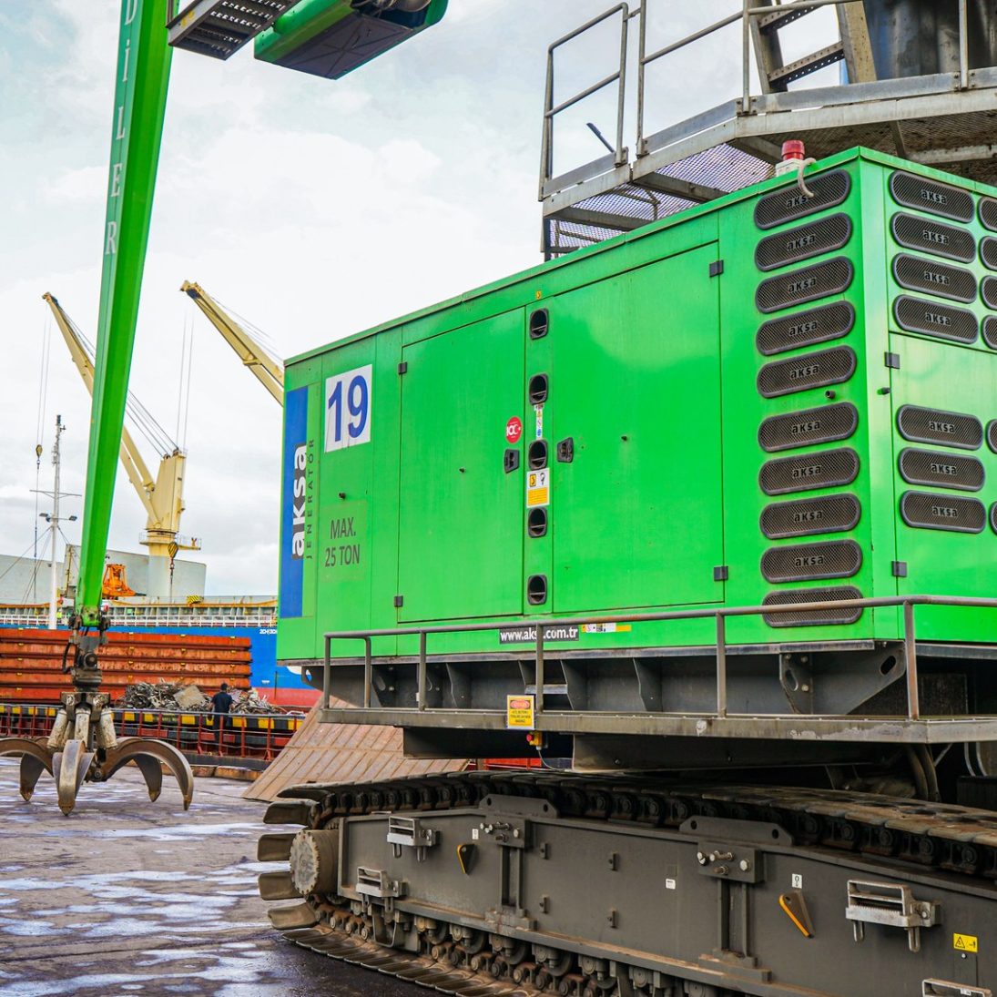 Sennebogen 870 E port material handler discharging steel scrap at Hereke, Türkiye