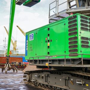 Sennebogen 870 E port material handler discharging steel scrap at Hereke, Türkiye