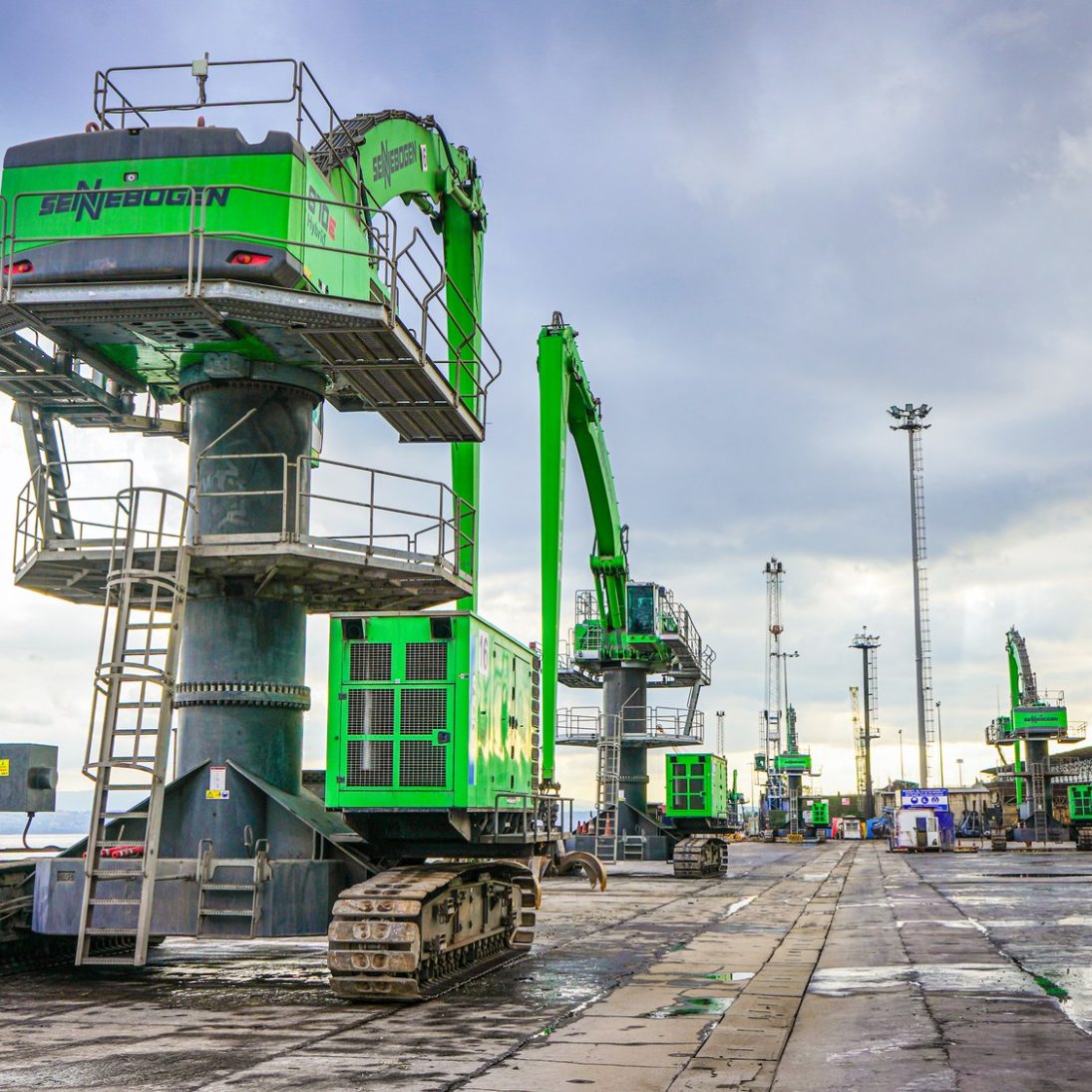 Sennebogen 870 E with orange peel grab reaching into a scrap carrier at the Diler Demir Çelik quay