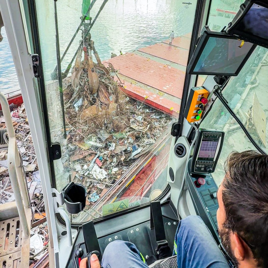MaxCab with Skylift elevation on a Sennebogen 870 E port material handler