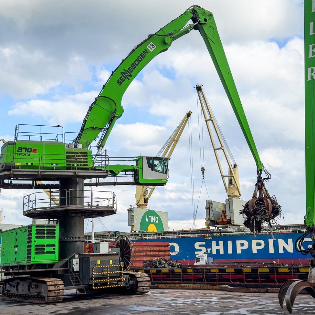 Sennebogen 870 E machines on crawler undercarriages along the berth at Hereke