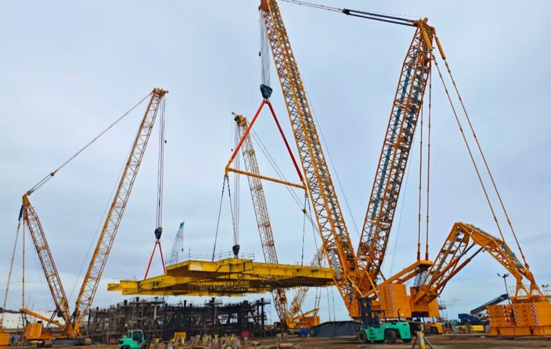 SANY SCC12500A and supporting SANY crawler cranes lifting drilling platform sections during the first lift in Jakarta, Indonesia