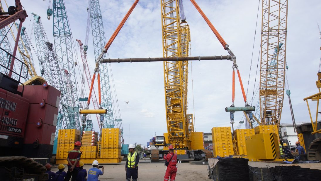 SANY SCC12500A and supporting SANY crawler cranes lifting drilling platform sections during the first lift in Jakarta, Indonesia