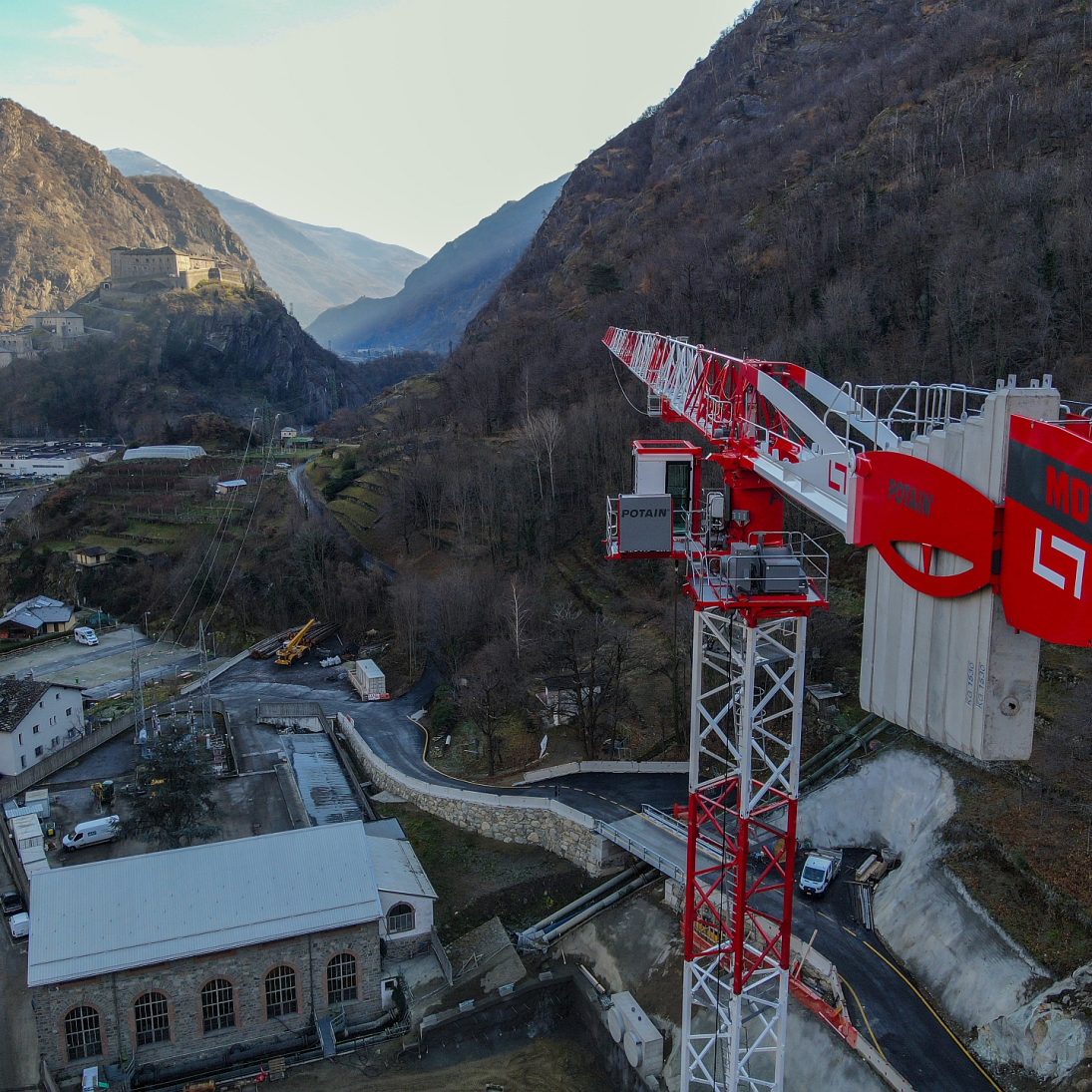 Counter-jib and Ultra View cab of the Potain MDT 269 above the alpine valley at Hone