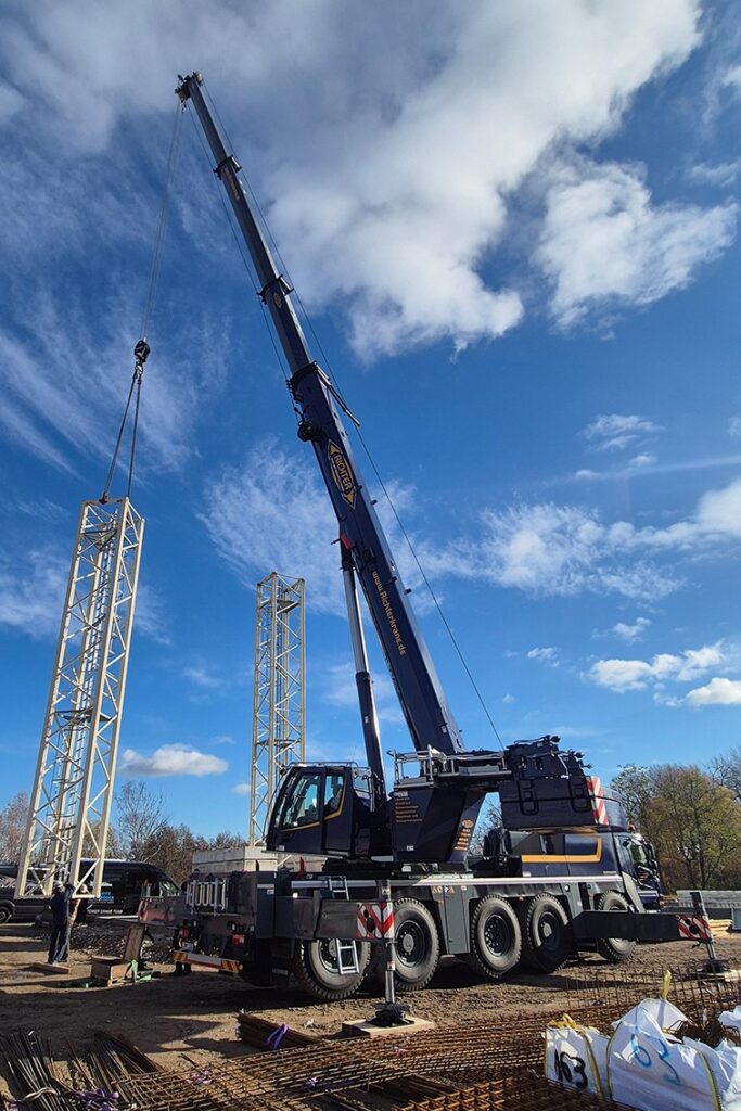 LTM 1100-5.3 with its 62-metre telescopic boom raised on a German jobsite