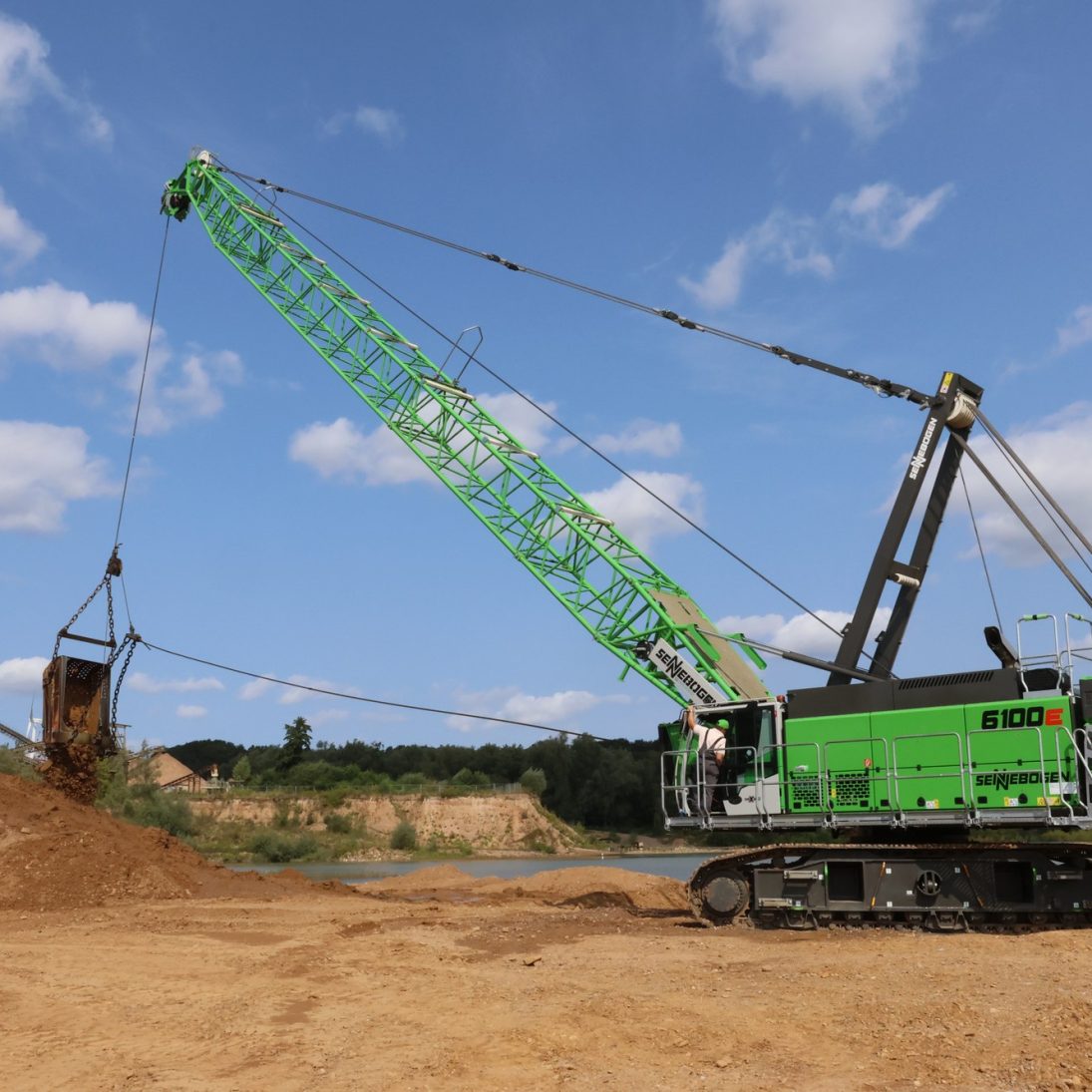 29.9 metre lattice boom of the Sennebogen 6100 duty cycle crane over the extraction area