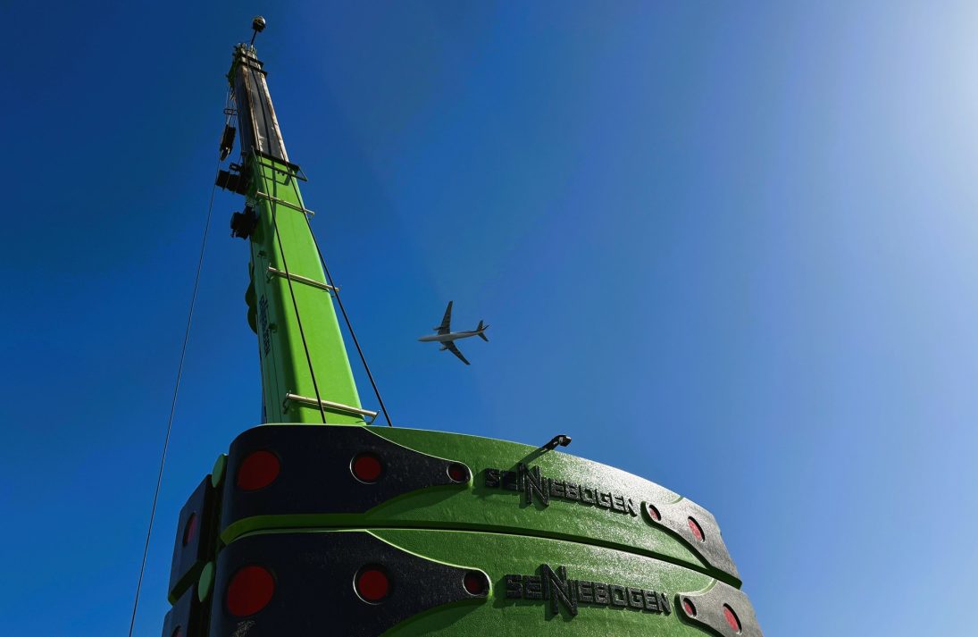 Diaphragm wall works along the seaward dike at Nice with the telescopic crawler crane