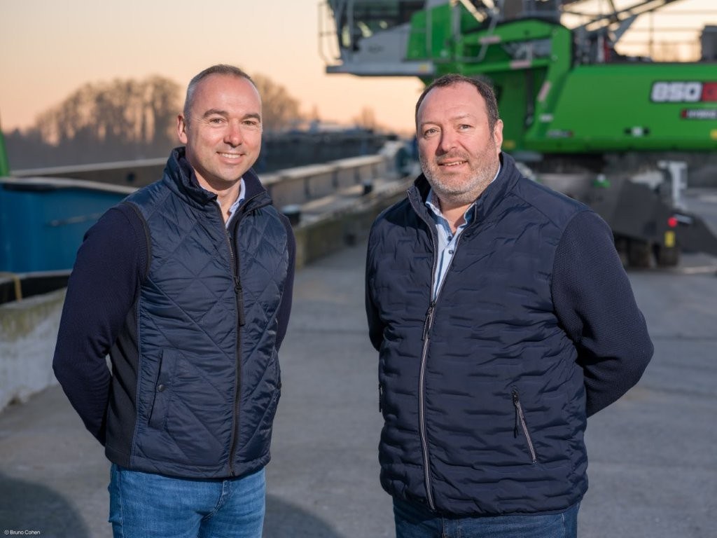 Operator and management alongside the Sennebogen 850 G Hybrid material handler