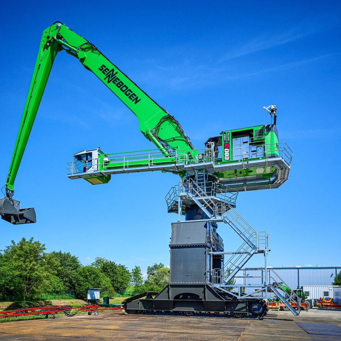 Sennebogen 880 G port material handler discharging bulk cargo from a Handysize vessel