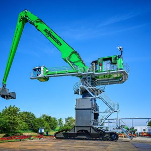 Sennebogen 880 G port material handler discharging bulk cargo from a Handysize vessel