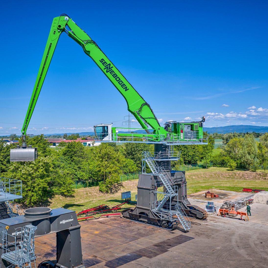 Enclosed uppercarriage and covered service area of the Sennebogen 880 G port material handler