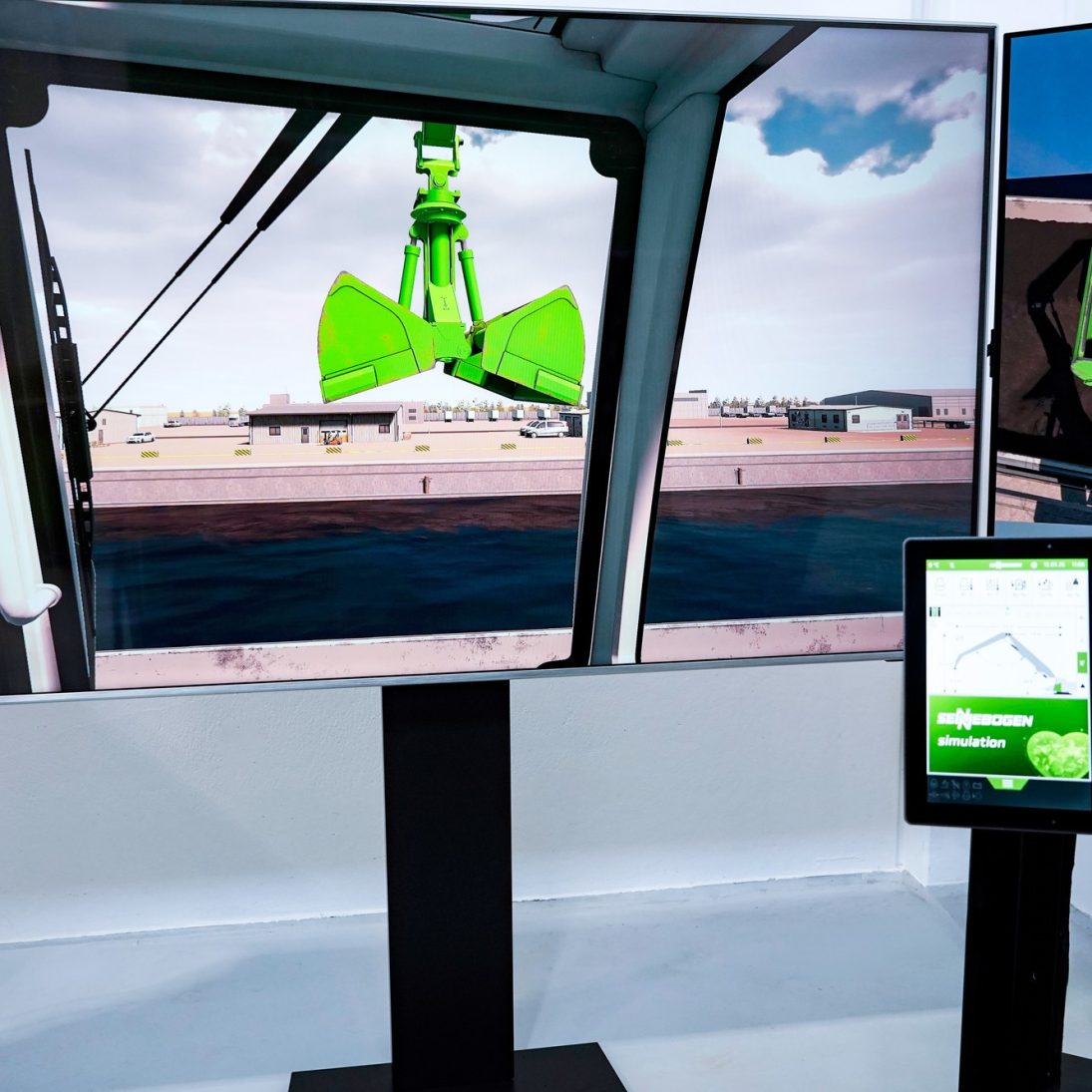 Operator training on the Sennebogen port machine simulator with a certified trainer