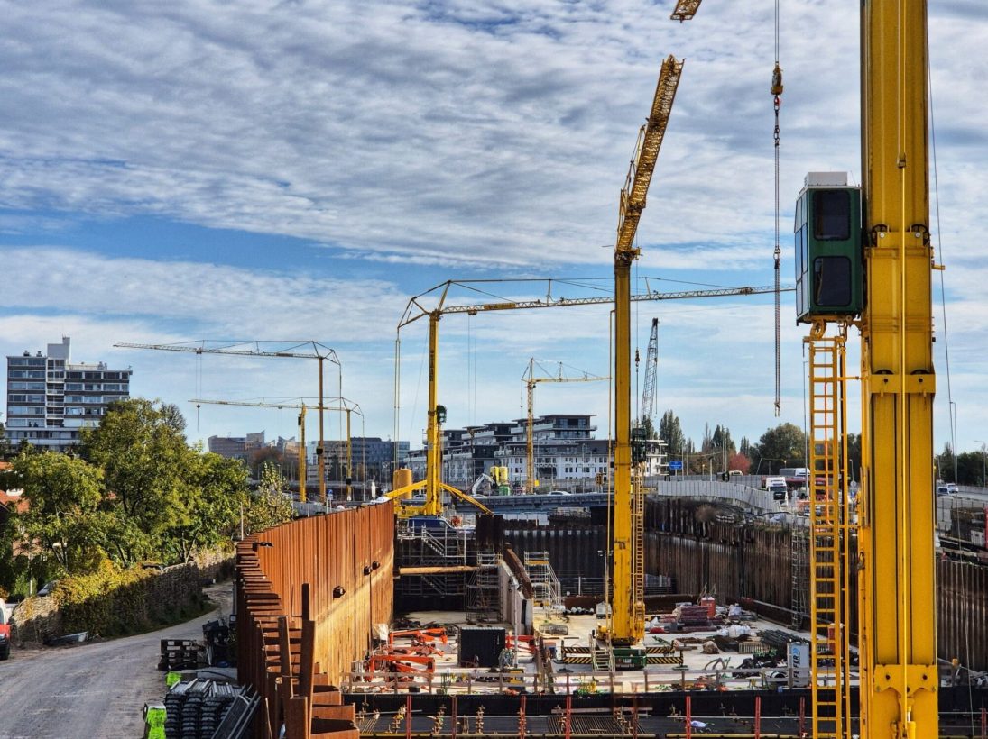 Line of Spierings folding tower cranes above the A9 construction corridor