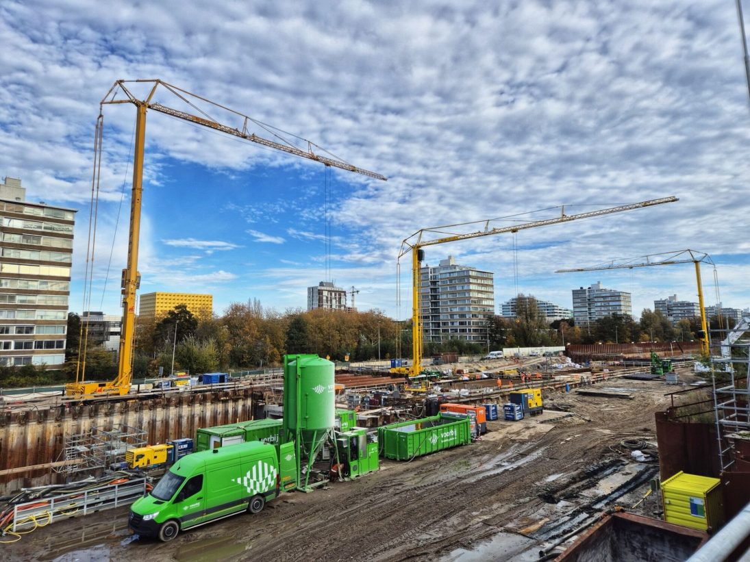 Spierings eLift mobile tower crane on the VeenIX A9 motorway project