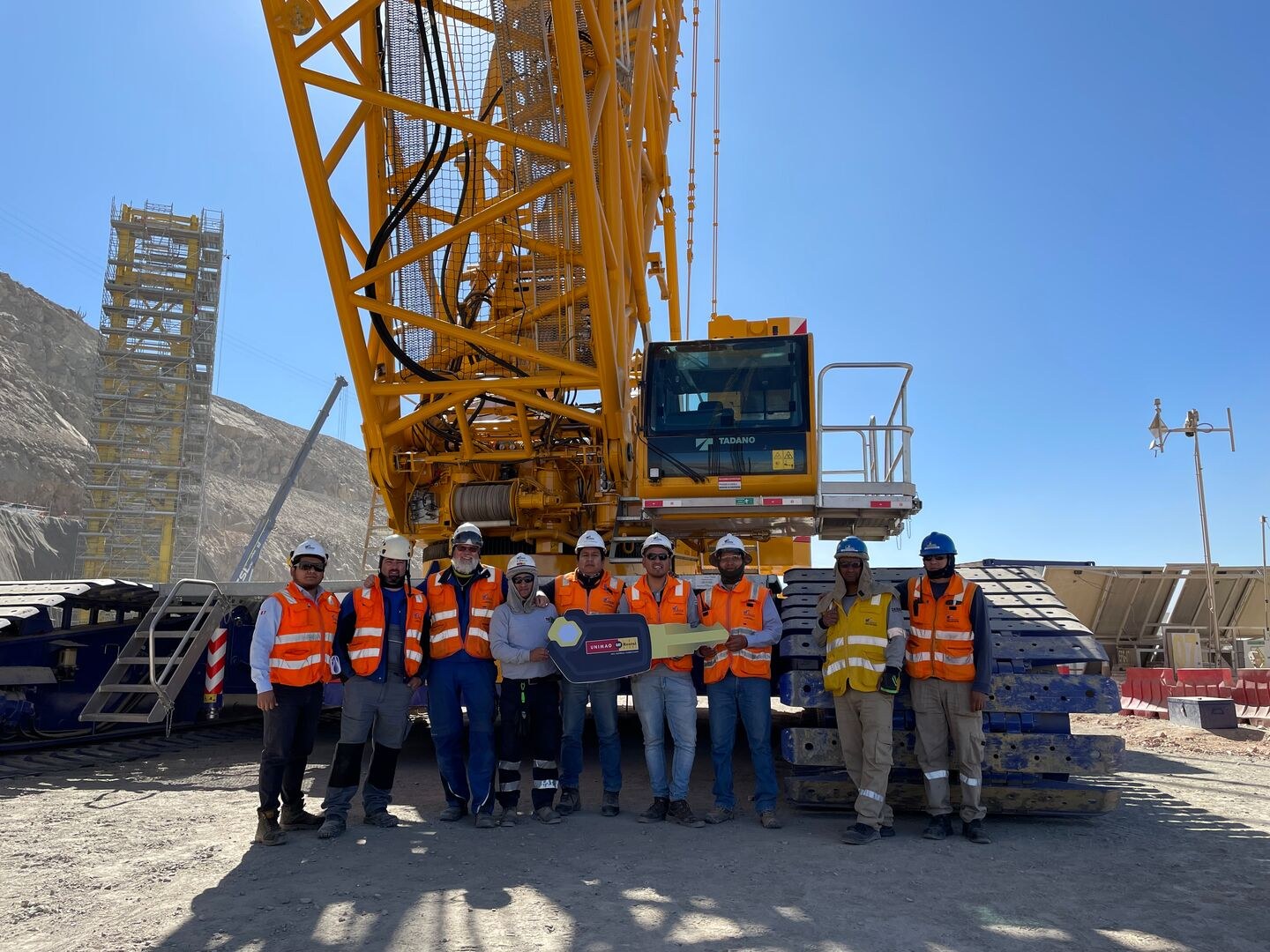 San Lorenzo and Tadano crews at the handover of the CC 38.650-1 crawler crane in Peru