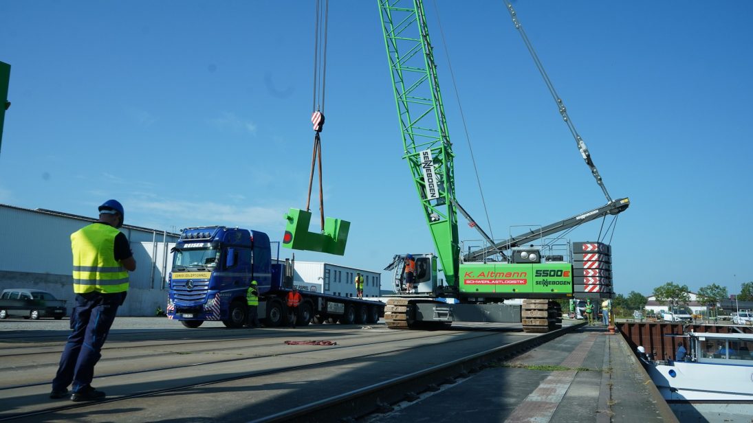 Sennebogen 5500 E crawler crane loading machines onto a barge at Straubing-Sand harbour
