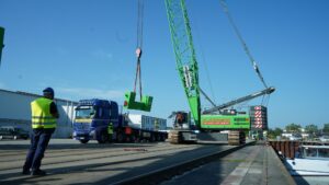 Sennebogen 5500 E crawler crane loading machines onto a barge at Straubing-Sand harbour