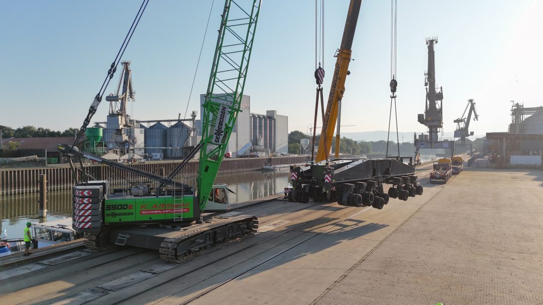 Sennebogen 5500 E lifting the star undercarriage of a 9300 weighing over 110 tonnes