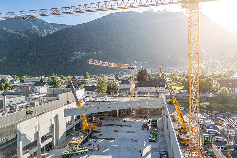 Liebherr LTM 1300-6.3 lifting a prestressed concrete truss at the Getzner factory in Bludenz