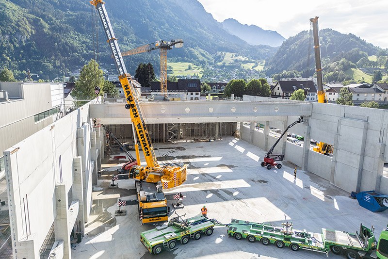 98-tonne prestressed concrete truss being guided into position by Haslach cranes