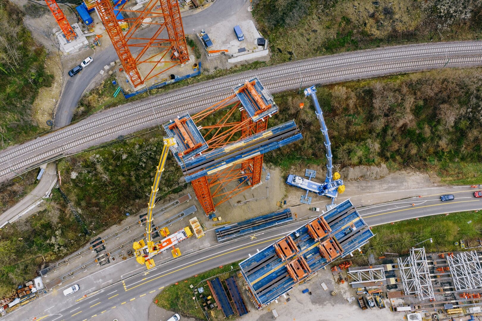 Overhead view of the tandem lift set-up at the Neckartal bridge with both mobile cranes rigged beside the falsework