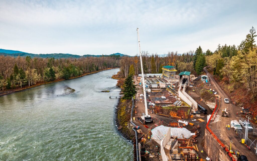 Link-Belt TCC-1400 telescopic crawler crane working beside the river at the Dexter Dam site in Oregon