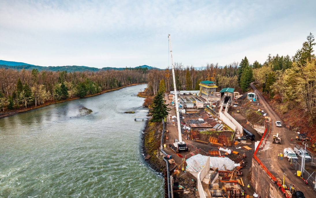 Link-Belt TCC-1400 telescopic crawler crane working beside the river at the Dexter Dam site in Oregon
