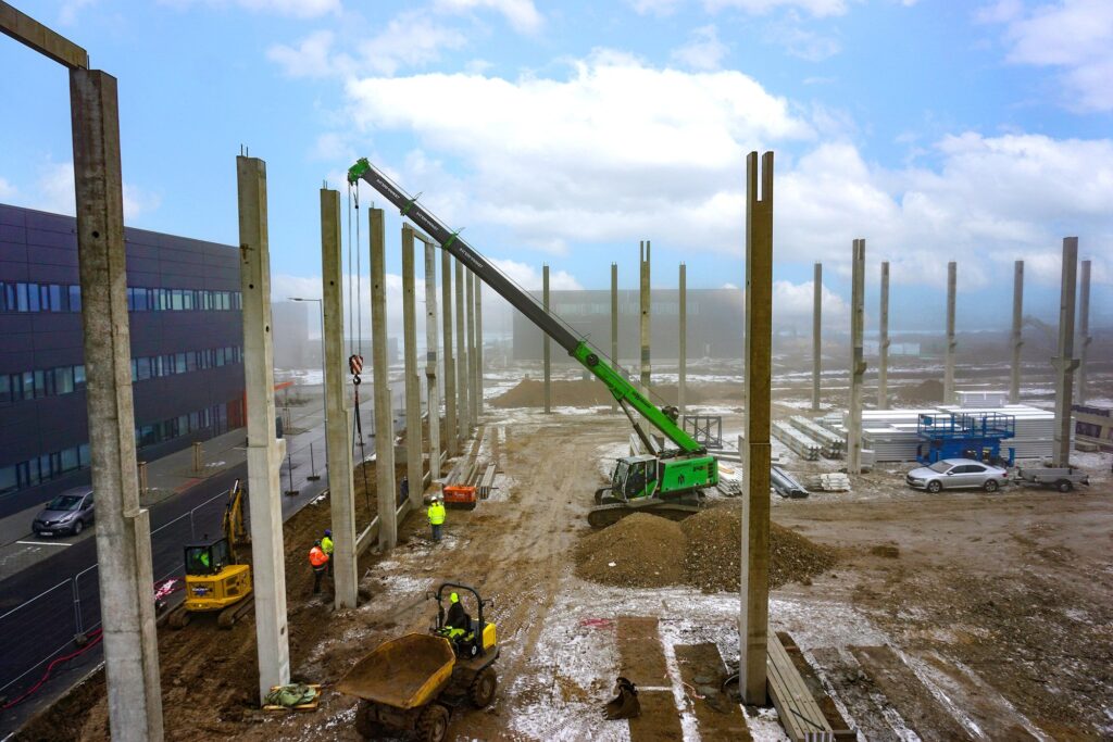 Sennebogen telescopic crawler crane erecting precast concrete columns at the AVENTIN Dyje industrial park