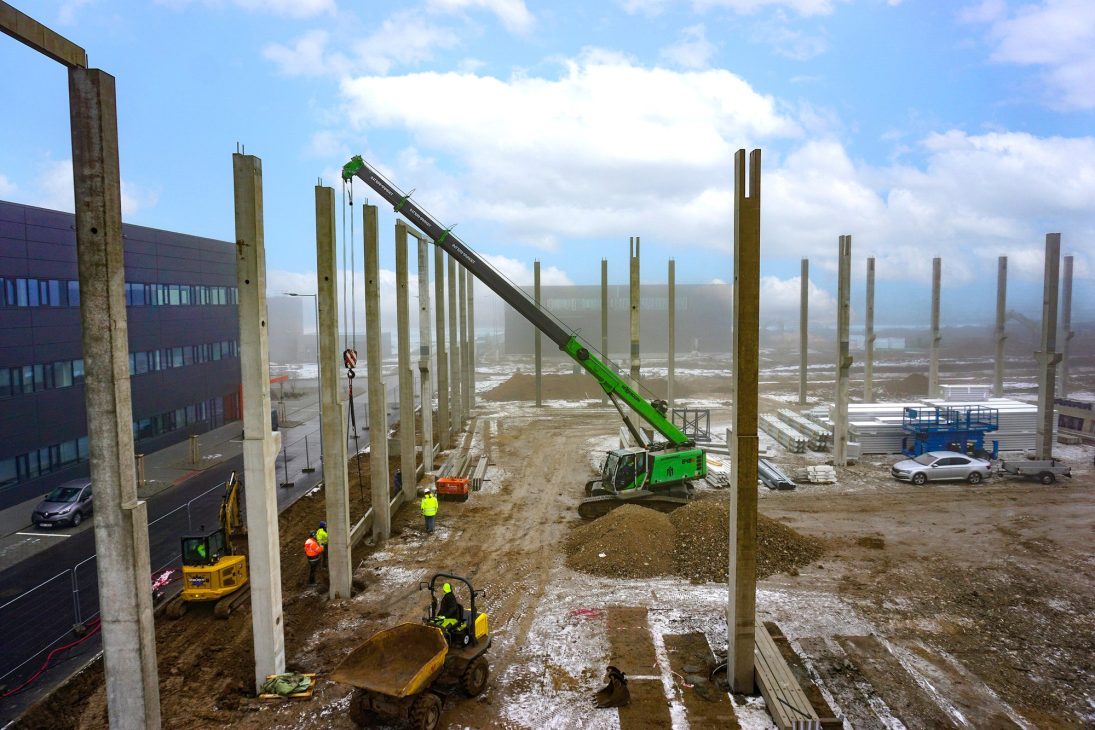Sennebogen telescopic crawler crane erecting precast concrete columns at the AVENTIN Dyje industrial park