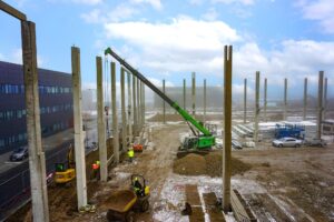 Sennebogen telescopic crawler crane erecting precast concrete columns at the AVENTIN Dyje industrial park