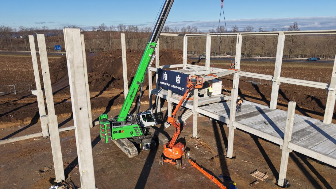 Sennebogen 683 E working on the prepared recycled-material running surface of the Czech hall site