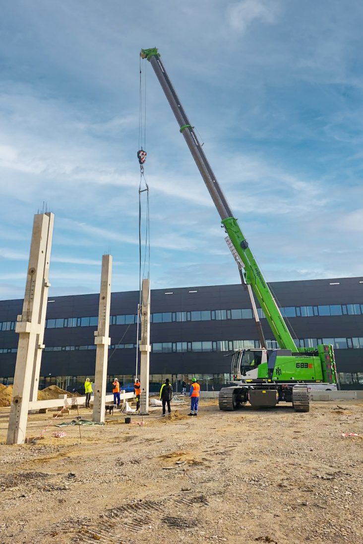 Precast concrete element being positioned by the Sennebogen telescopic crawler crane