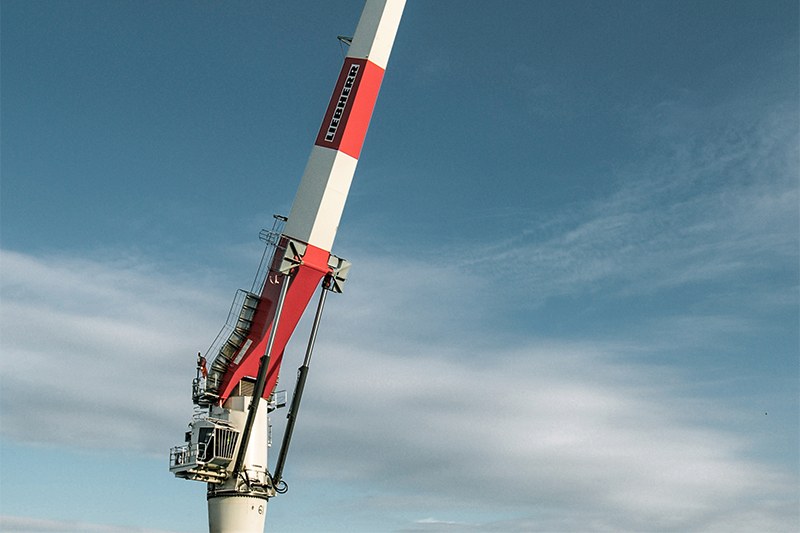 Liebherr Ram Luffing 900 crane under preparation for the Ostwind 3 grid connection platforms