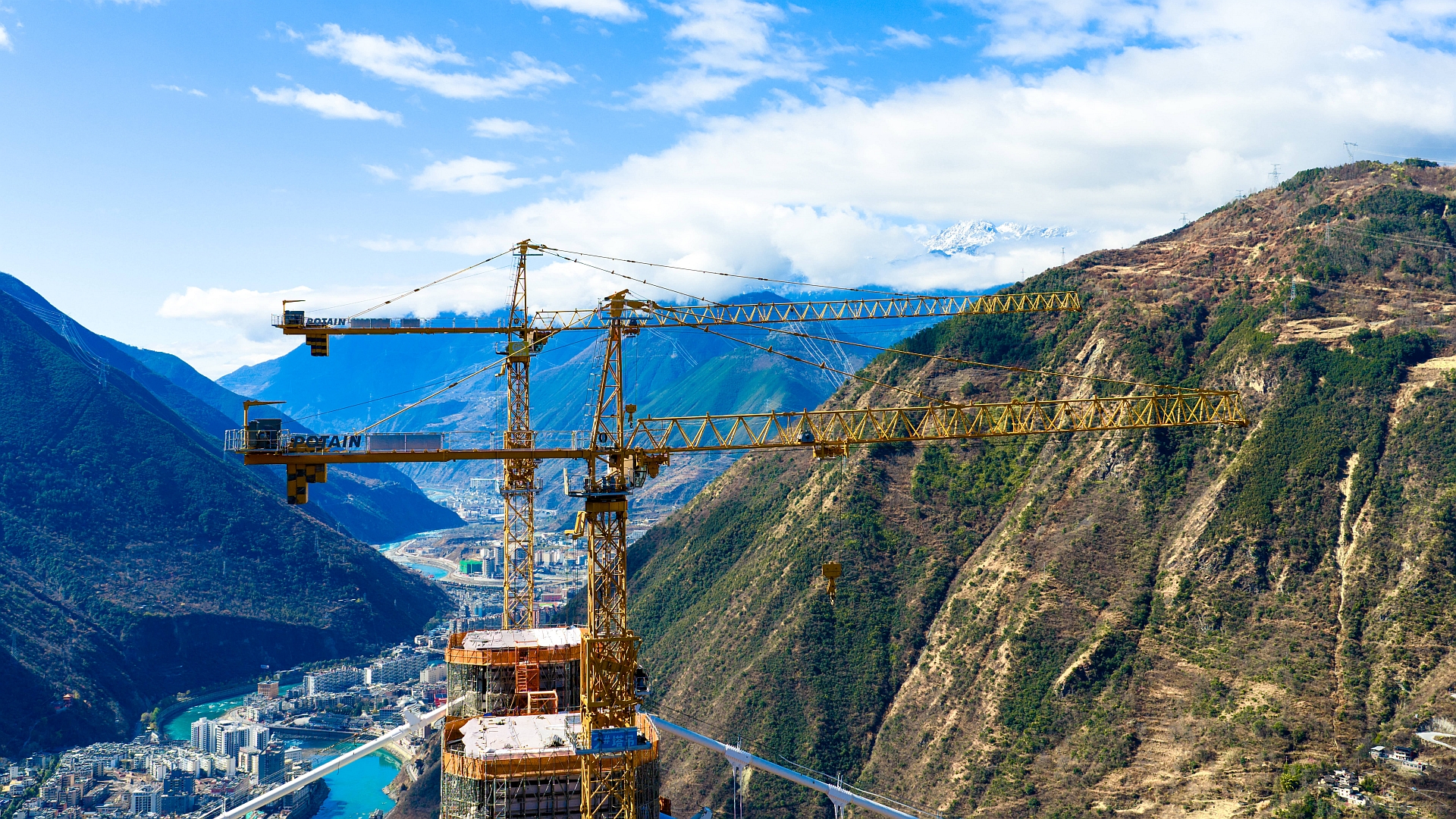 The Luding Dadu River Bridge under construction with Potain MC 480 tower cranes on the pylons