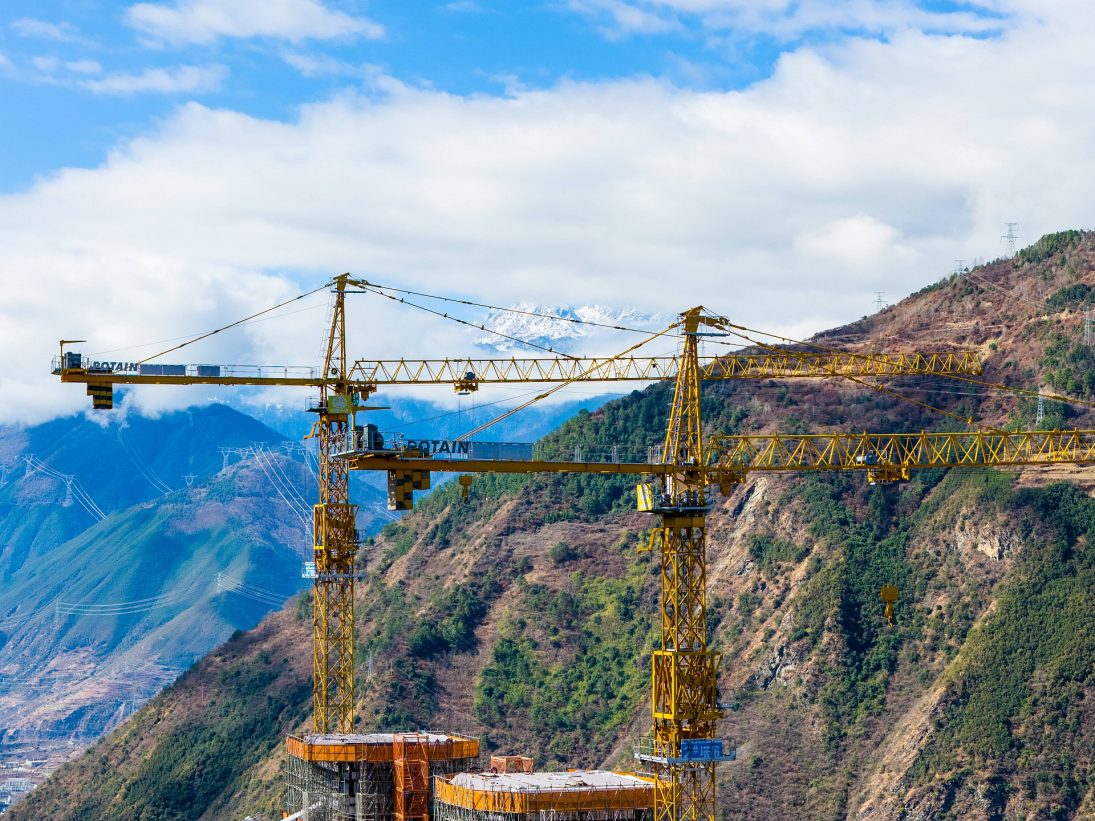 Staggered Potain MC 480 tower cranes with 10 m between jibs on the Luding Dadu River Bridge