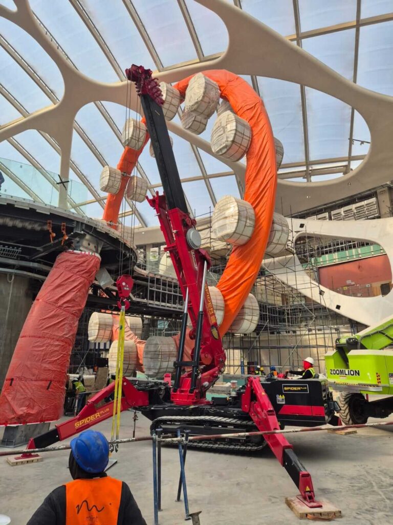 UNIC URW-1006 spider crane rigged in a confined working area in Riyadh