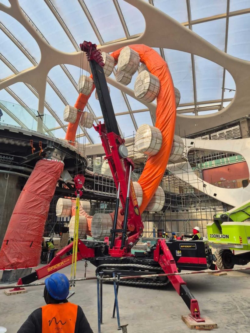 UNIC URW-1006 spider crane rigged in a confined working area in Riyadh