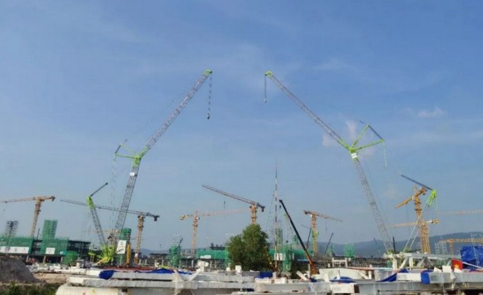 Zoomlion 800-tonne class crawler crane working on the Phu Quoc International Airport expansion