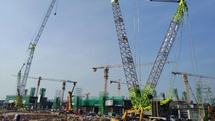ZCC11800 crawler crane rigged with luffing jib at the Vietnamese airport site