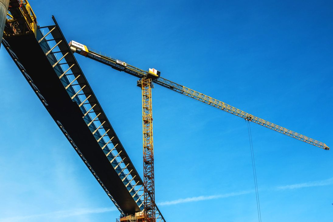 Deck slab concreting at the Rahmede Valley Bridge served by Liebherr flat-top cranes