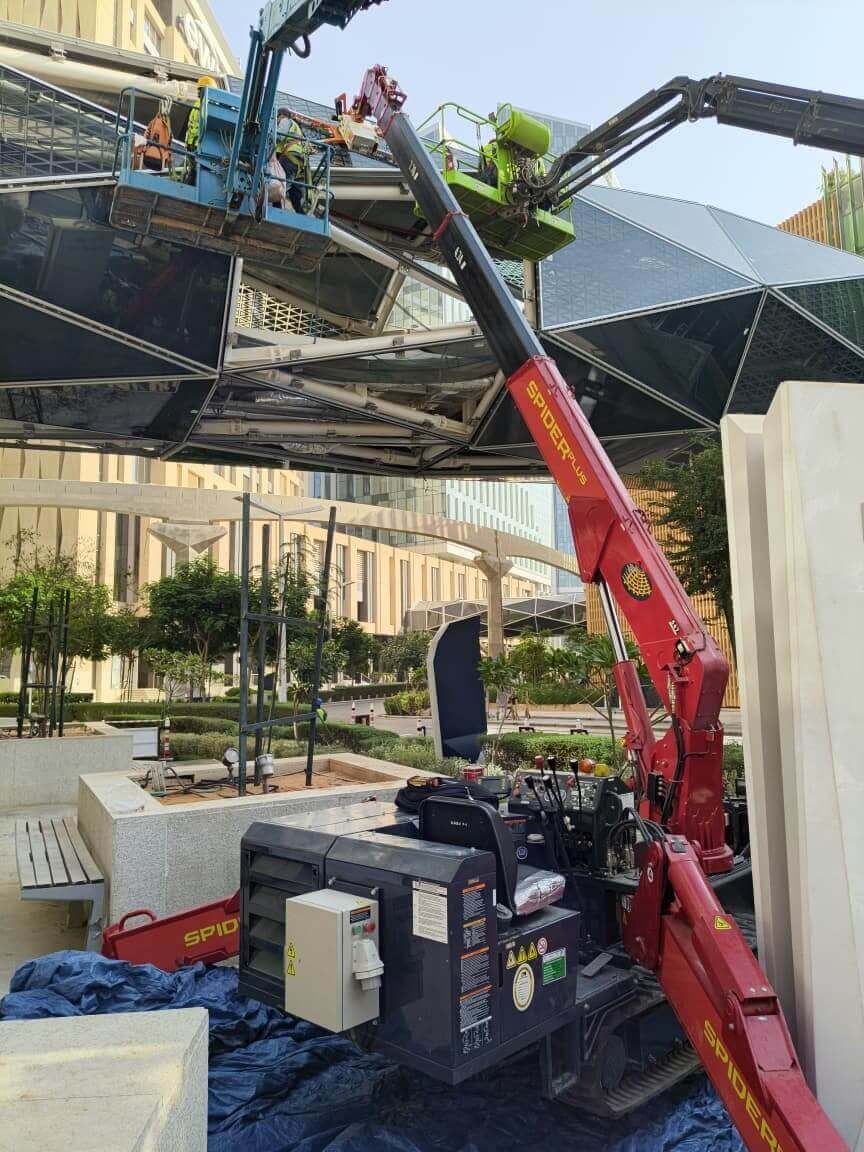 GL-UMC600 glass manipulator suspended from the UNIC URW-547 during the KAFD façade works