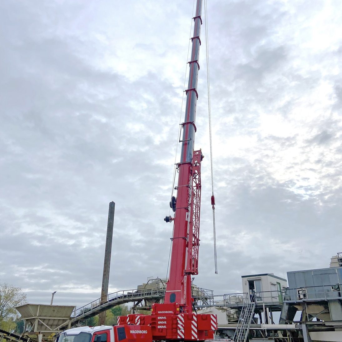 Grove GMK5250XL-1 rigged with its 78.5 m main boom on a Wagenborg Nedlift jobsite