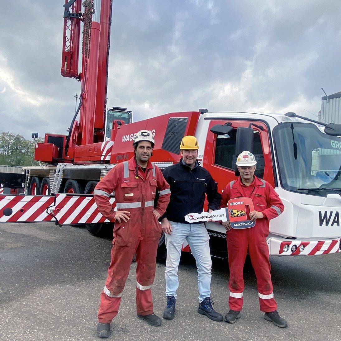 Wagenborg Nedlift staff at the handover of the Grove GMK5250XL-1 in Breda