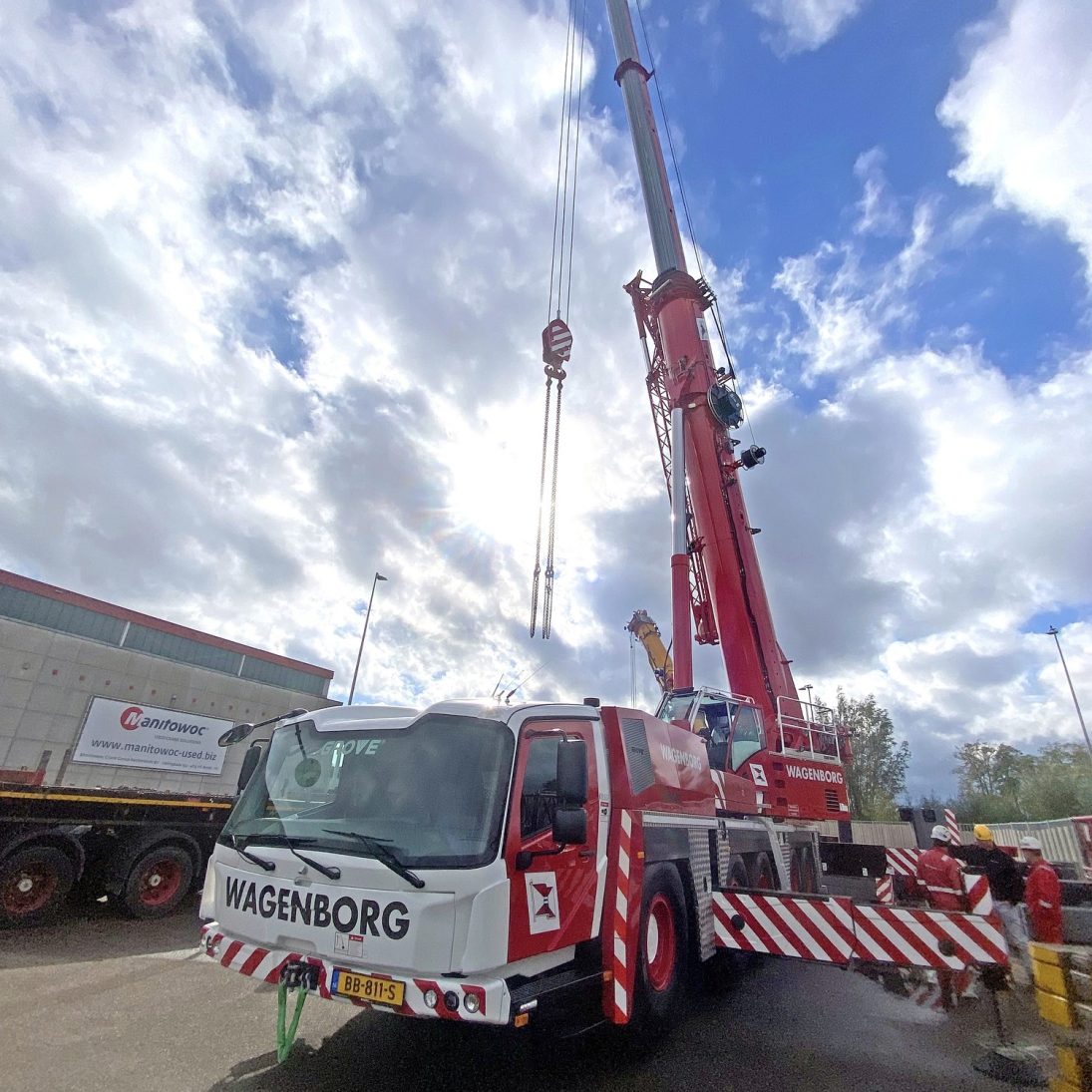 Grove GMK5250XL-1 with boom raised outside the Manitowoc facility in Breda