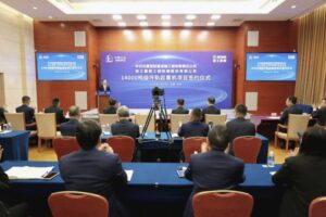 Signing ceremony for the 14,000-tonne circular rail crane project between XCMG and Sinopec Heavy Lifting and Transportation